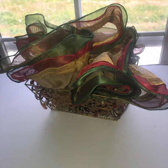 A Basket with four napkins and napkin holders, delicious looking colours - Picture 4 of 12